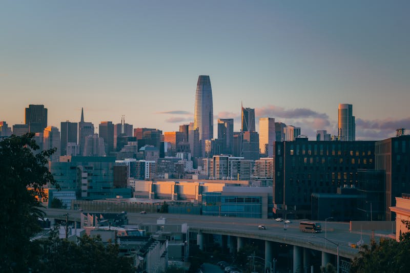 Étonnante silhouette de San Francisco au coucher de soleil