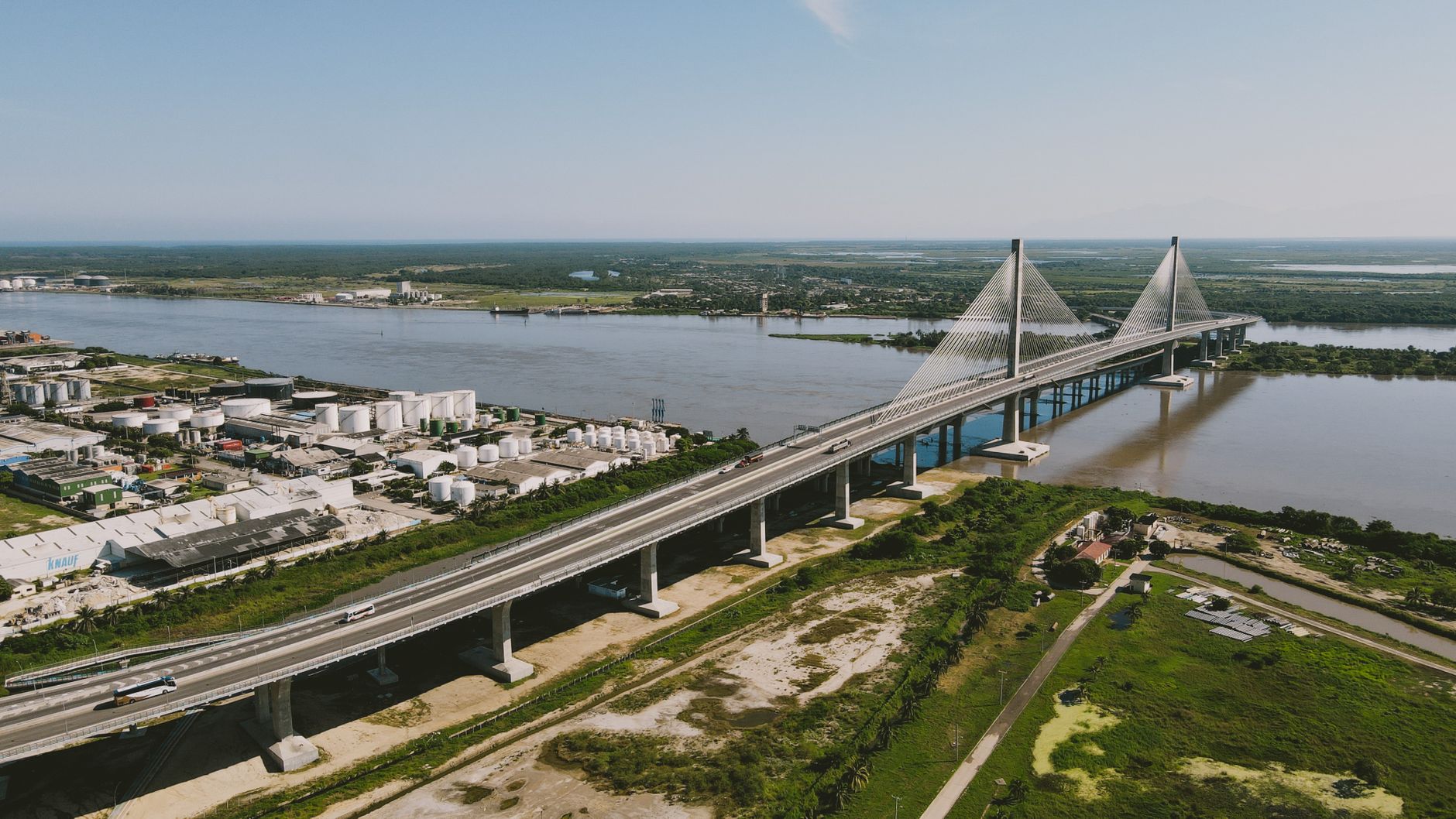 Un puente atirantado sobre el río Magdalena, a su paso por Barranquilla