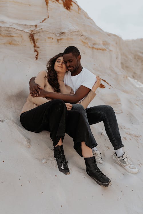 Kostnadsfri bild av interracial par, kärlek, klippformation