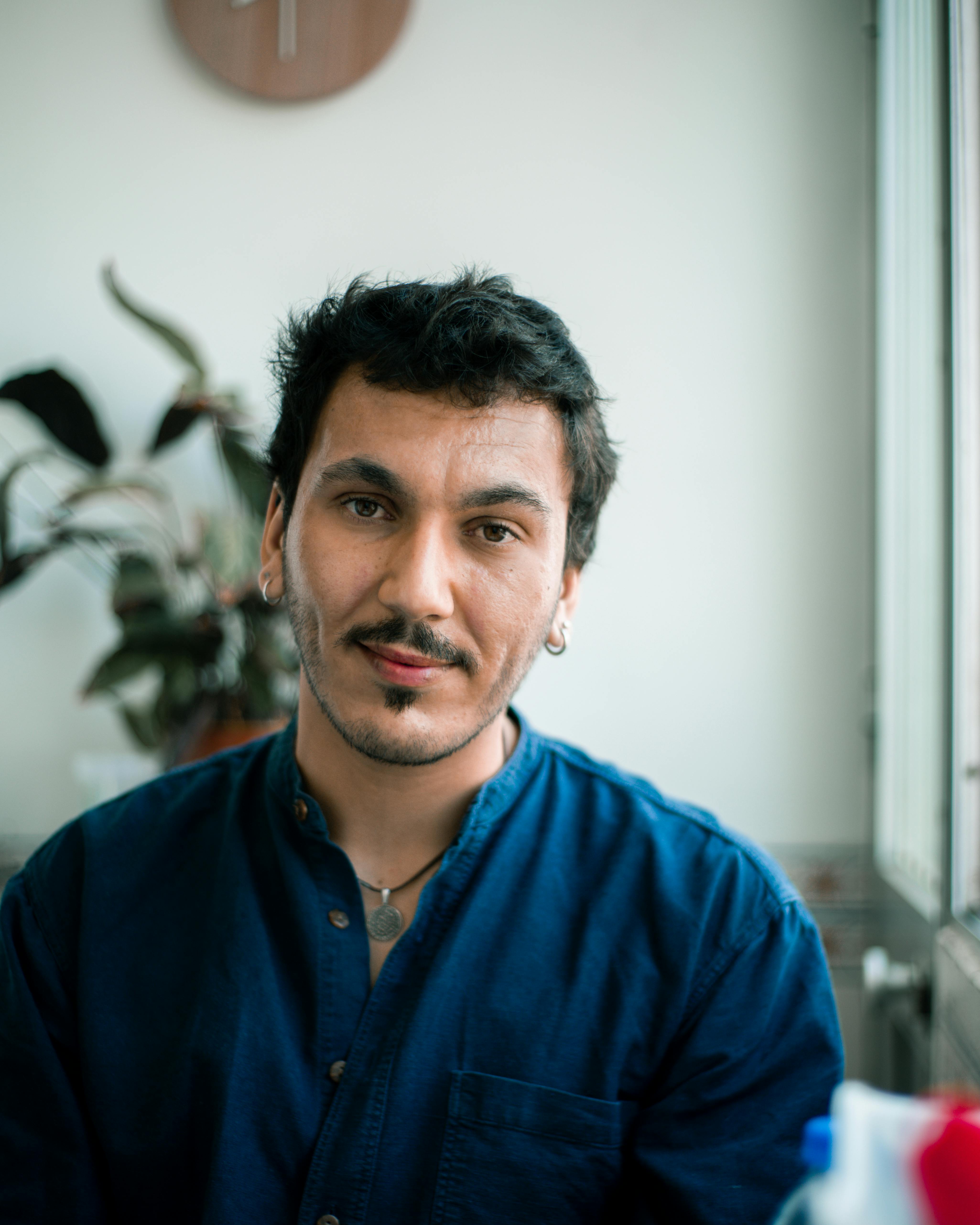 Foto profissional gratuita de 3x4 foto 3x4, bonito, camisa azul, casa