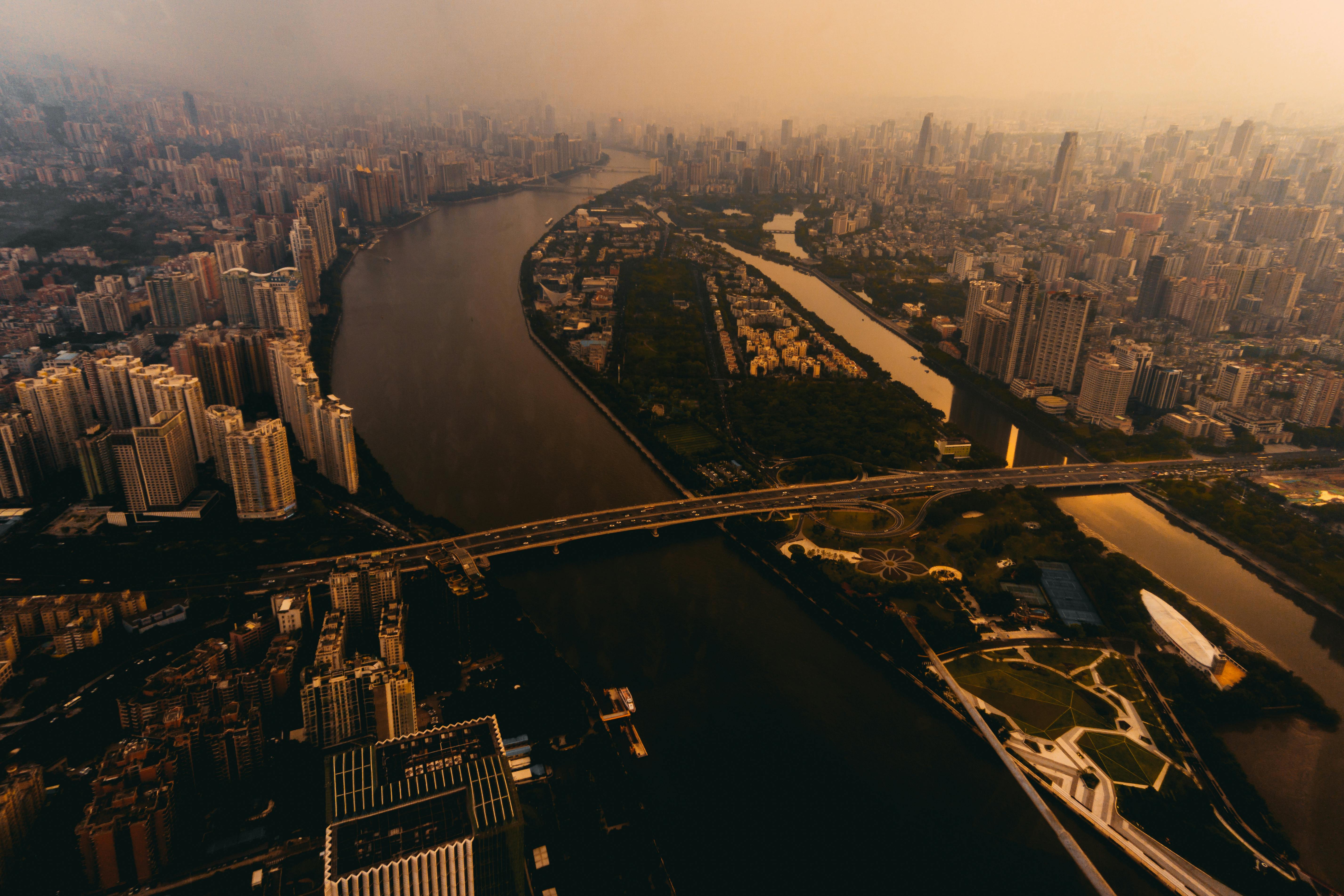 黄昏时分，从空中俯瞰，城市的天际线令人惊叹，一条河流蜿蜒而过