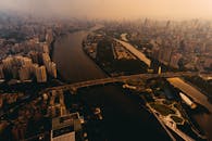 黄昏时分，鸟瞰城市天际线令人叹为观止，一条河流蜿蜒穿过