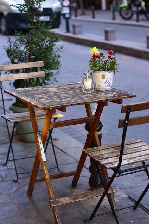無料 椅子と茶色の木製折りたたみテーブルの浅い焦点写真 写真素材