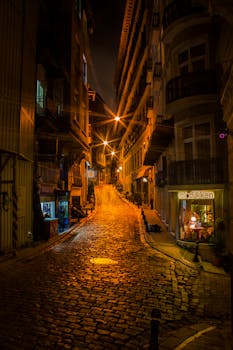 夜晚，城市热闹地区的鹅卵石街道灯火通明