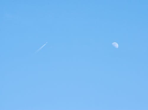Darmowe zdjęcie z galerii z czyste błękitne niebo, fotografia księżycowa, księżyc