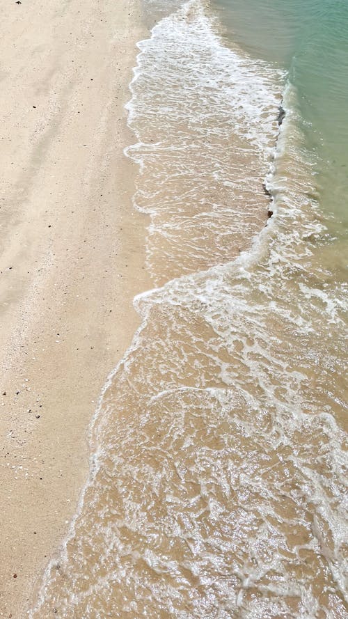 Бесплатное стоковое фото с берег моря, вертикальный выстрел, вода