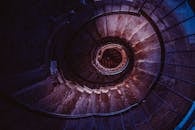 迷人的螺旋楼梯景观，以其独特的建筑设计和引人注目的灯光展示