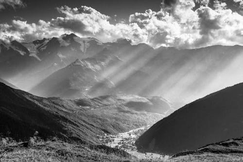 Foto d'estoc gratuïta de blanc i negre, cel ennuvolat, escala de grisos