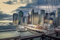 日落时分，曼哈顿天际线壮丽，标志性摩天大楼与海滨景色一览无余