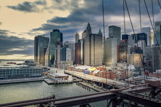 日落时分，曼哈顿天际线壮丽，标志性摩天大楼与海滨景色一览无余