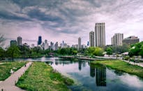 阴天时，林肯公园泻湖倒映出芝加哥天际线的戏剧性景观