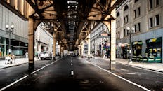 芝加哥街道在高架火车轨道下的生动景观捕捉了城市生活与建筑