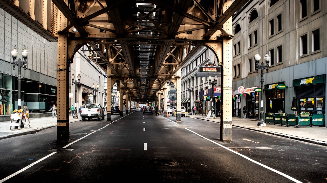 Schwarze Und Braune Unterirdische Straße Mit Betongebäuden