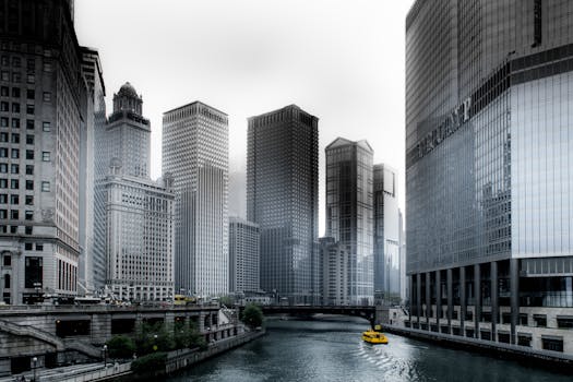 乘坐黄色水上出租车，可以欣赏到芝加哥沿河摩天大楼的壮丽景色