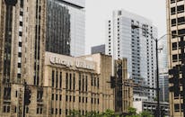 芝加哥论坛报大厦坐落在芝加哥市中心，四周被现代化摩天大楼环绕