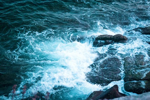 Ilmainen kuvapankkikuva tunnisteilla aallot, kivet, meri Kuvapankkikuva