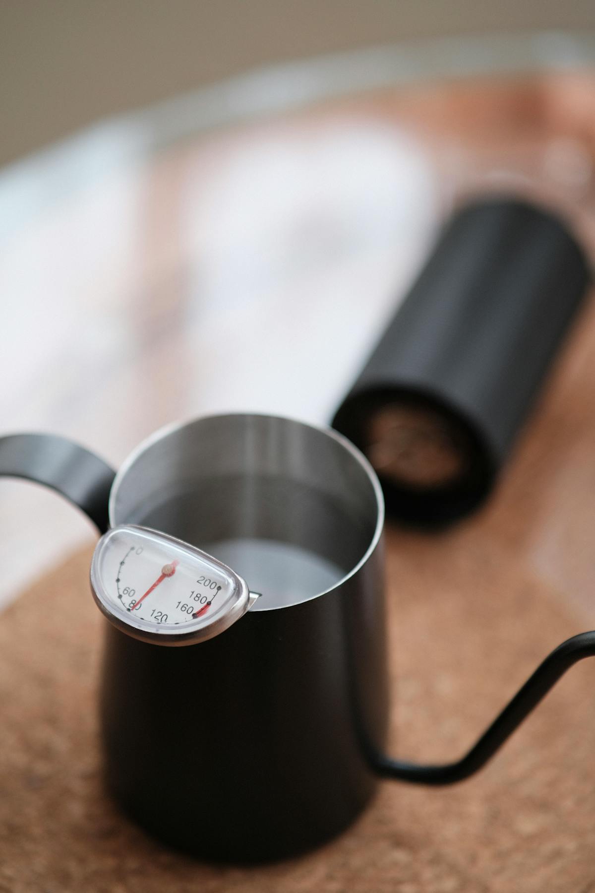 Termometro immerso in una tazza di latte per controllo temperatura