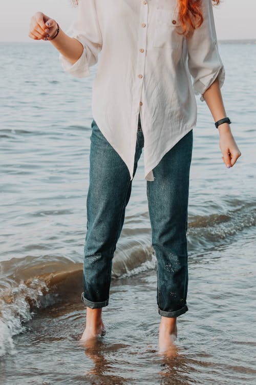 Foto profissional grátis de corpo d'água, jeans, litoral