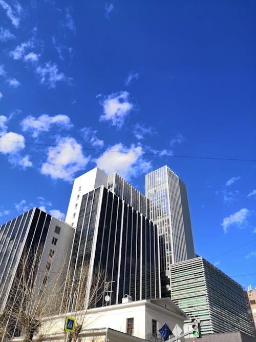 Бесплатное стоковое фото с вертикальный выстрел, голубое небо, здания