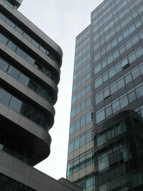 Foto stok gratis bangunan modern, bertingkat tinggi, bidikan sudut sempit