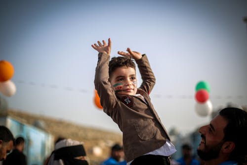 adam, arka plan bulanıklık, arkadaşlık içeren Ücretsiz stok fotoğraf