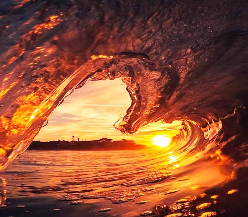 Vague Gelée Contre La Lumière Du Soleil