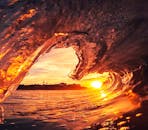 令人惊叹的日落波浪捕捉，在秘鲁万查科创造了艺术景观