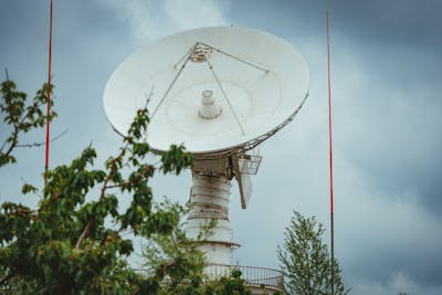 Apple's Satellite Location Sharing: A Game of Convenience or a Missed Connection?