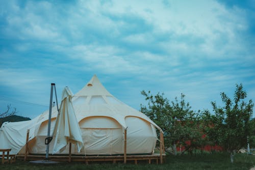 Ilmainen kuvapankkikuva tunnisteilla arkkitehtuuri, glamping, nurmikenttä