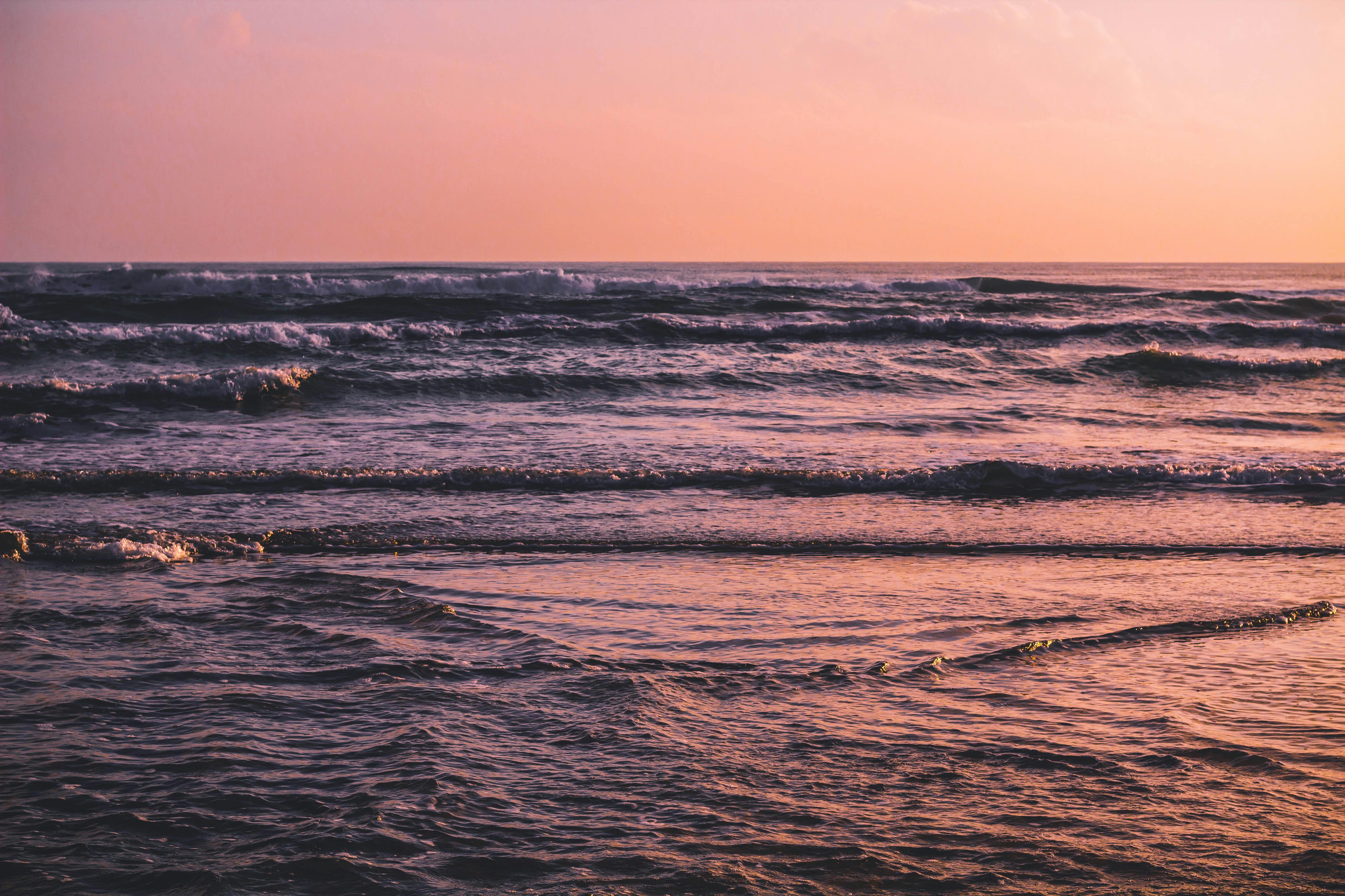马德罗城宁静的海浪映照着充满活力的日落，非常适合旅行和休闲主题