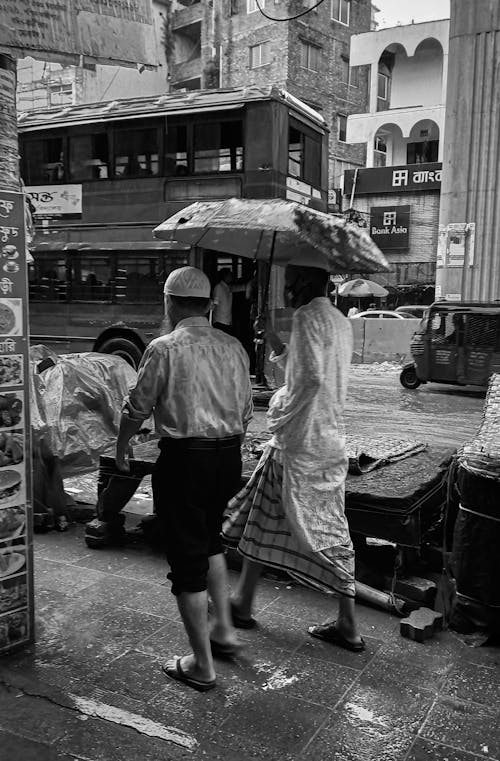 下雨, 人行道, 單色 的 免費圖庫相片