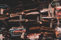 台北一家商店的货架上，整齐折叠的衣服贴着价格标签