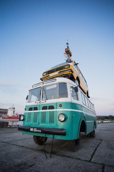 独特的古董车辆堆放在户外，捕捉着创造与怀旧的氛围