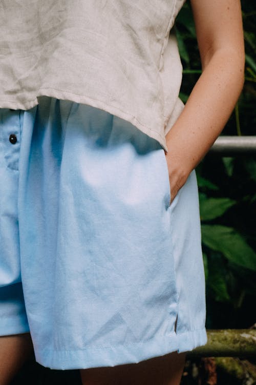 คลังภาพถ่ายฟรี ของ กางเกงขาสั้นสีน้ำเงิน, จับมือ pcket, ผู้หญิง