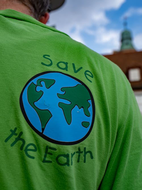 Бесплатное стоковое фото с вертикальный выстрел, зеленая рубашка, земля