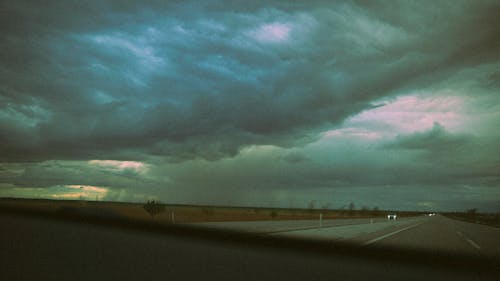 Foto profissional grátis de estrada alcatroada, noite-céu, viagem de carro