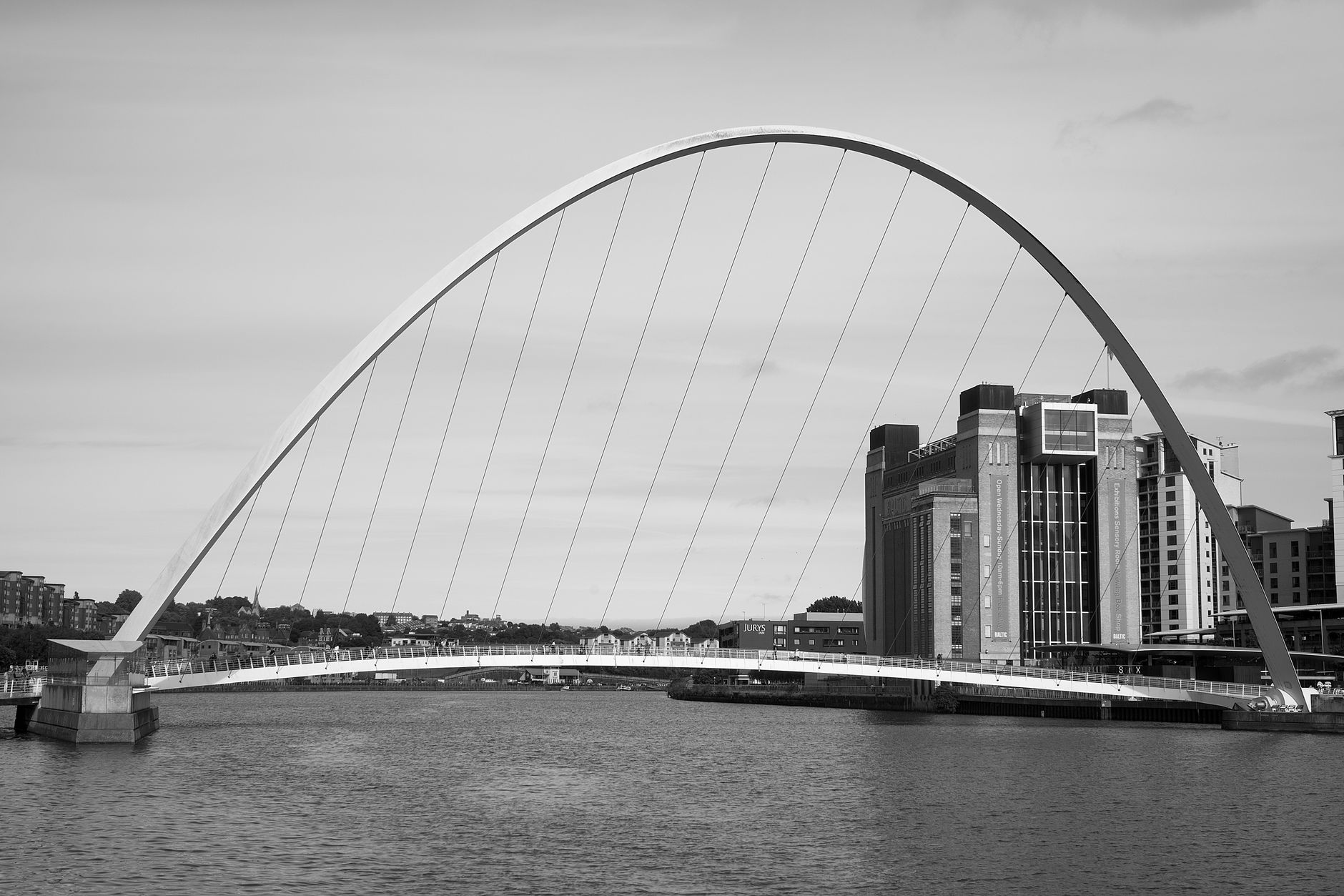 Sunderland'de bir köprünün yakınında nehrin kenarındaki yol