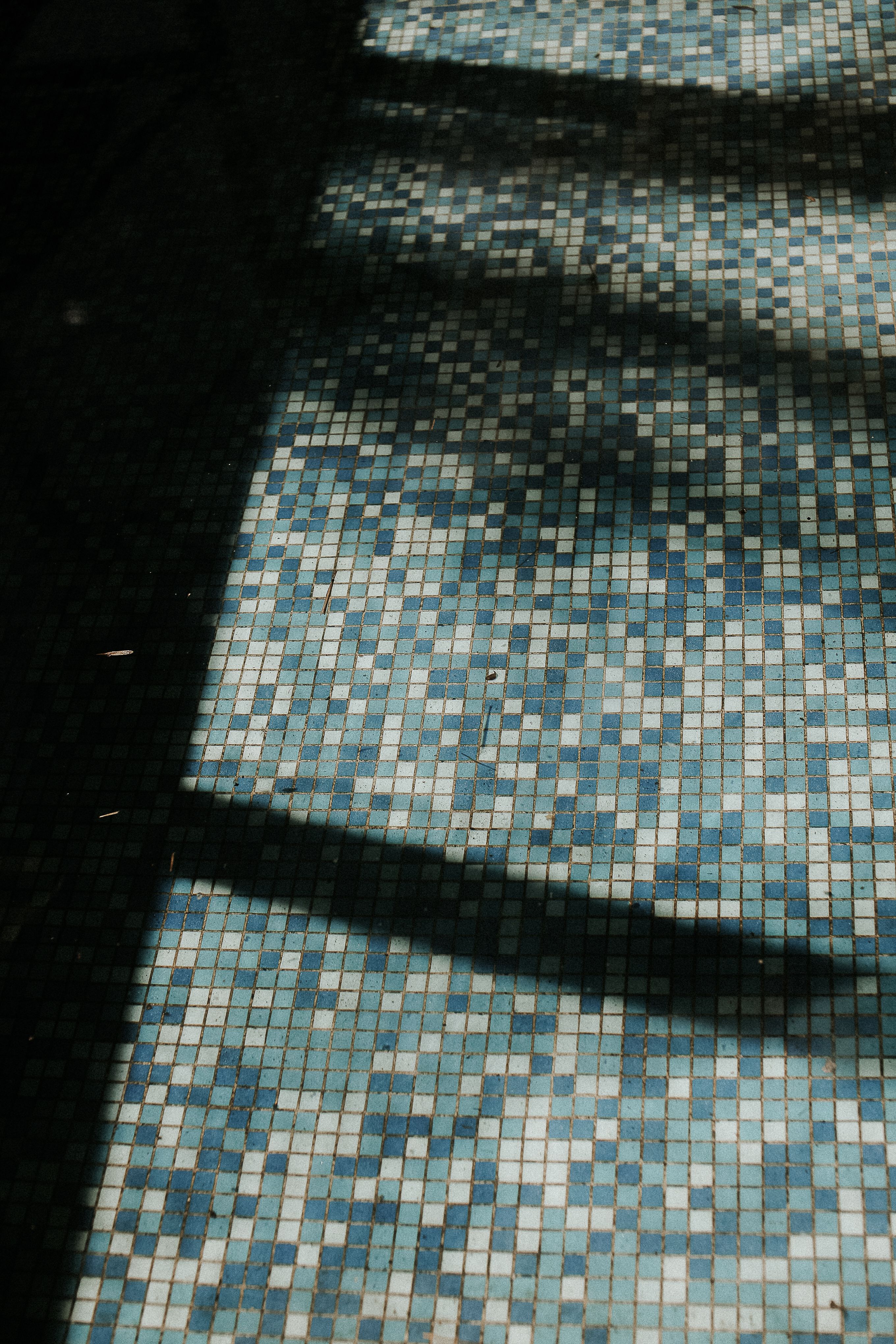 Mosaïque de pâte de verre bleue en petits carreaux, lumière rasante