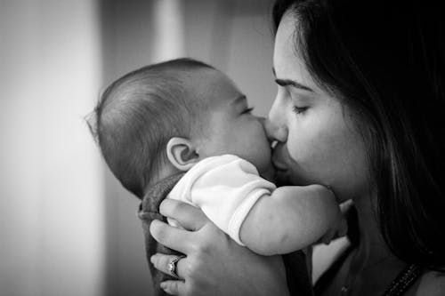 Foto profissional grátis de amor, beijando, criança