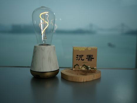 放置在油汀上的专用加湿水盒