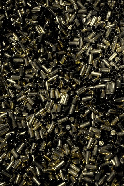 Fotomural Toma de cerca detallada de muchos cartuchos de bala de latón con una textura metálica.