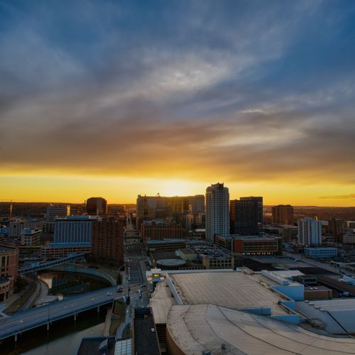 Free Aerial view of Rochester MN cityscape at sunset showcasing architecture and golden hour lighting. Stock Photo