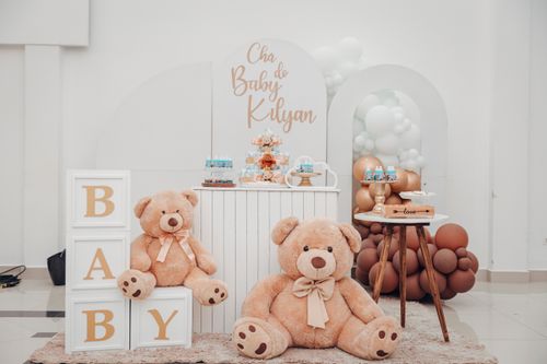 Free Chic baby shower decor featuring teddy bears, balloons, and sweet treats in an indoor setting. Stock Photo