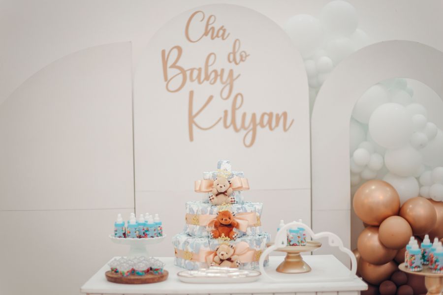 Tarta de pañales decorativa en una mesa de baby shower