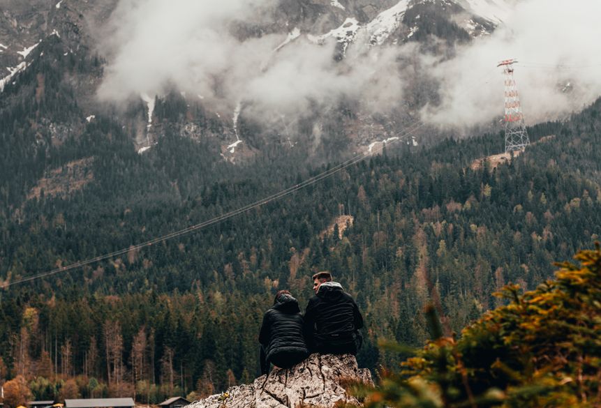 Online dating: starting a conversation on a niche platform