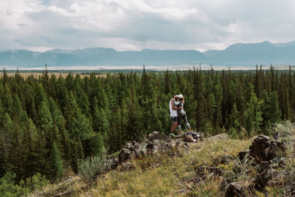 couple hiking forest mountain vista