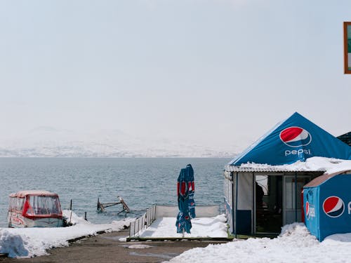bina, buz tutmuş, dağlar içeren Ücretsiz stok fotoğraf