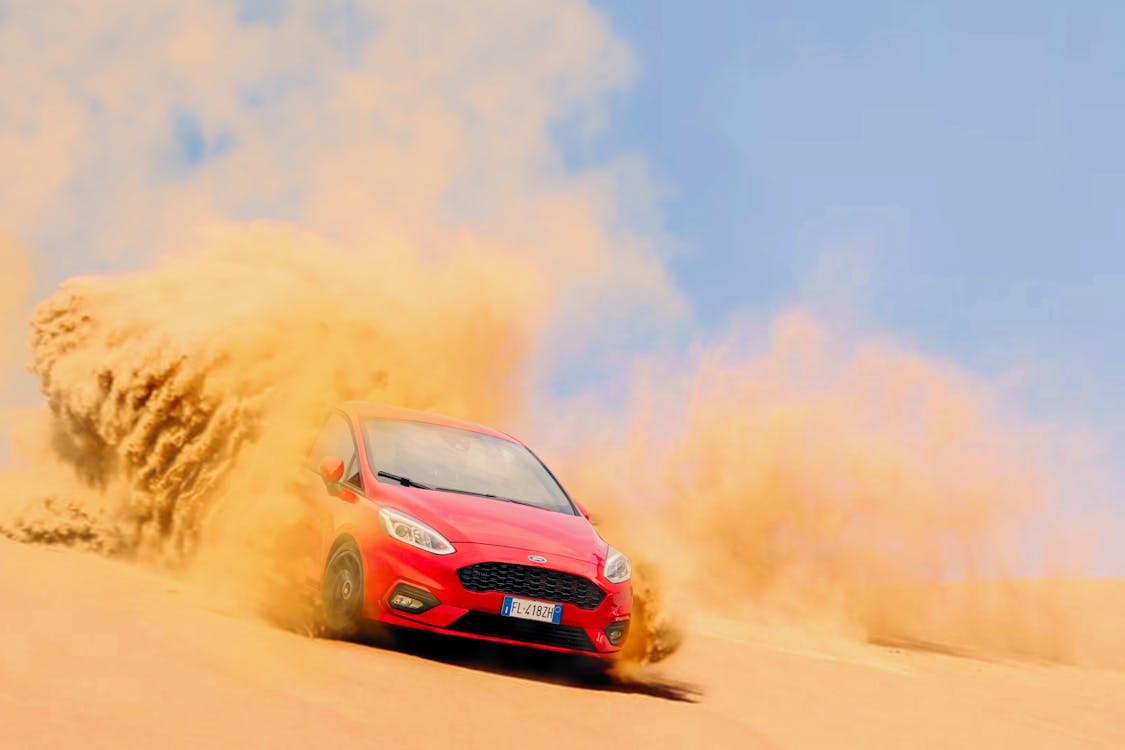 Rode Ford Focus Voertuig Rijden Op Zand Onder Blauwe Hemel Overdag