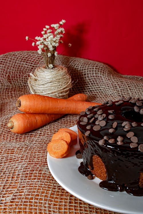 Foto profissional grátis de alimento, bolo de chocolate, cenouras