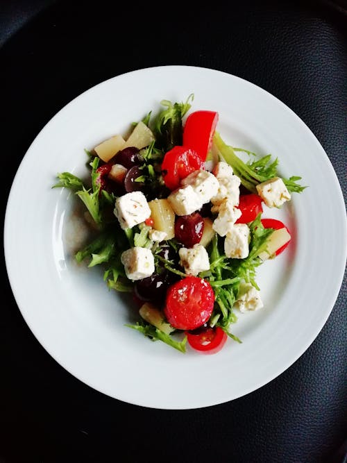 бесплатная Овощной салат на белой керамической тарелке Стоковое фото